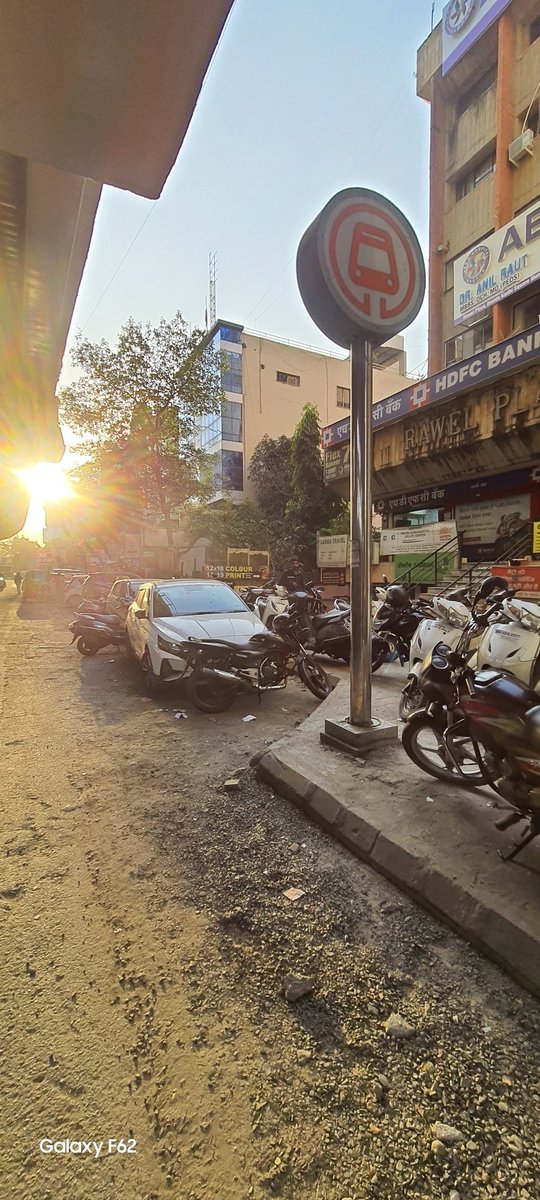 ManishSNikose's tweet photo. #wrongchallan held by @DGPMaharashtra @trafficngp @airnews_nagpur @NagpurPolice 
Building road side parking premises.  . 
Jaha challan ki garaj hai vaha kuch nai@kamalchowk traffic signal https://t.co/iCLhn2as9F