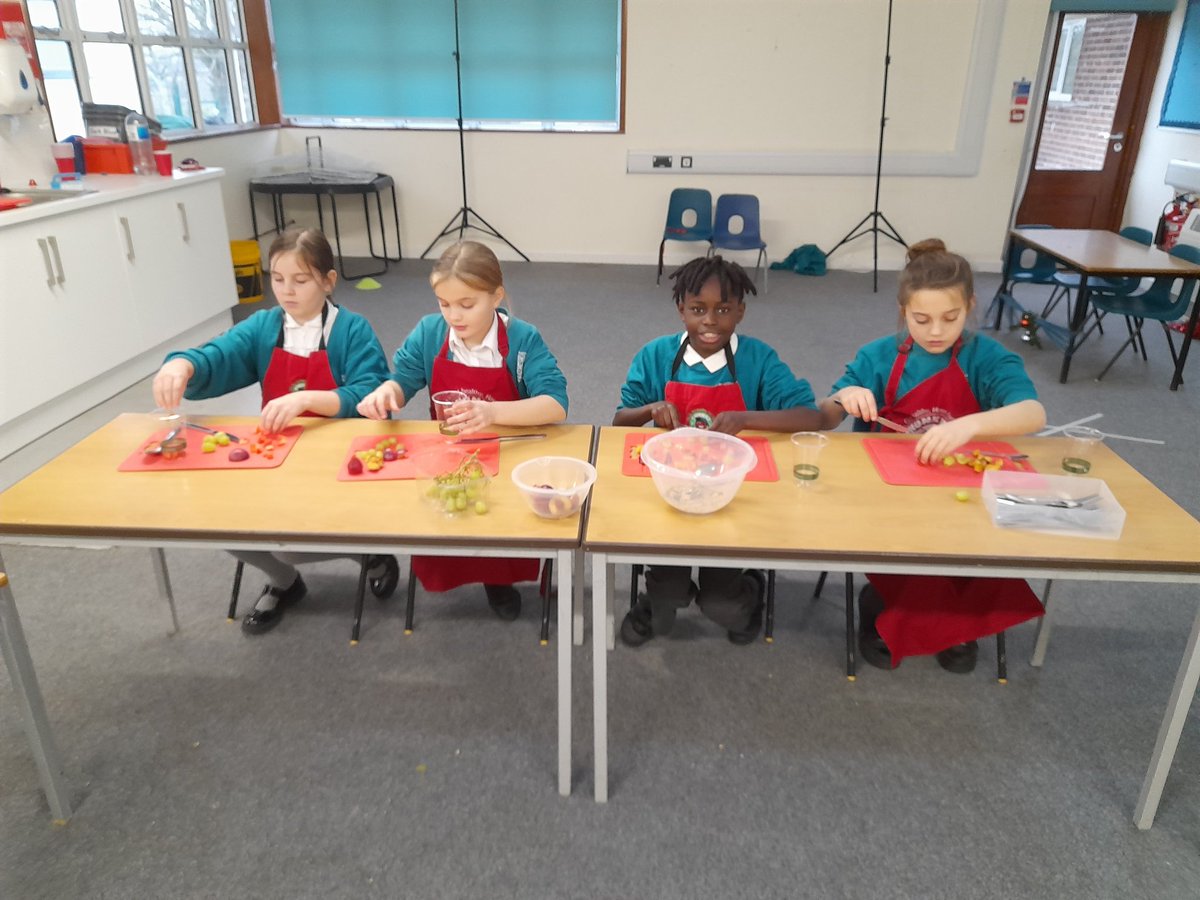 Phunky Ambassadors at  <a href="/TEFPembroke/">Pembroke Park</a> helping children from different year groups to learn all about their Strive for 5 message with some Supercrunch making and tasting. <a href="/PhunkyFoods/">PhunkyFoods</a> <a href="/wiltscouncil/">Wiltshire Council #WiltshireTogether</a>