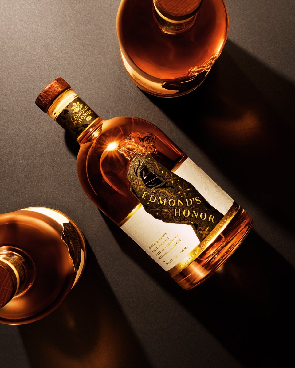 EdmondsHonor's tweet photo. Elevate your bourbon collection with Edmond’s Honor. A symphony of bold bourbon vanilla, candied almonds, and warming allspice awaits. Find out where to buy Edmond’s Honor or enjoy one of our signature cocktails here: https://t.co/xtcKlDPRLp #EdmondsHonor #Bourbon #TasteTheStory https://t.co/HGjLZT2xTX