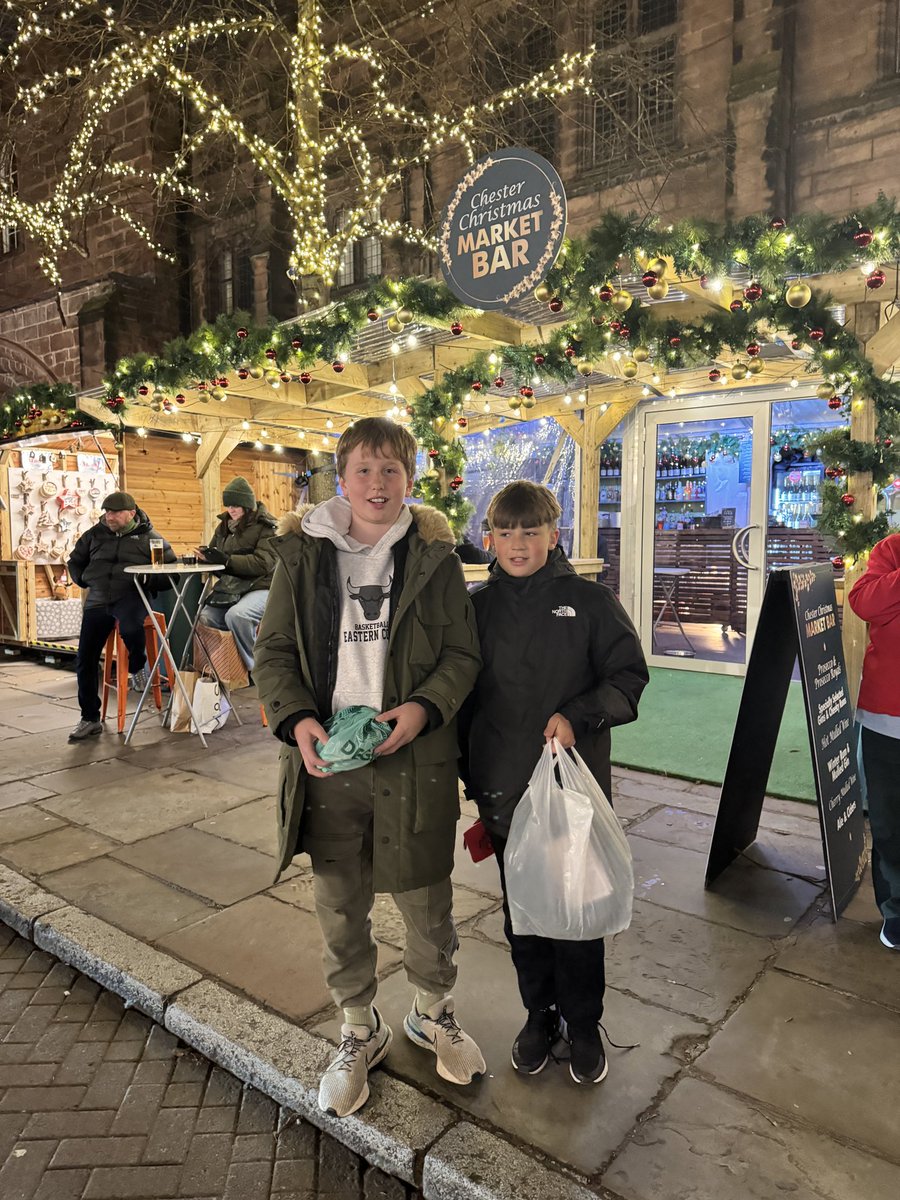 KingsmacGerman's tweet photo. Schöne Weihnachtsmärkte! 🎄 🎁 #chester https://t.co/t1OE9yb5hq
