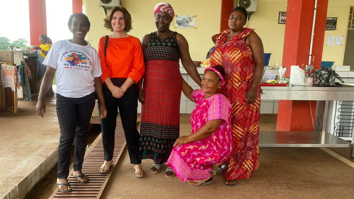 AmbUEauGabon's tweet photo. Mission #pechedurable: Mouila était l’étape du jour. Au centre de #pêche au bord du fleuve, débarquements, conservation, vente et restauration génèrent des revenus pour de nombreuses familles. Admirative des femmes qui font vivre ce lieu. #BlueEconomy #femmesentrepreneures https://t.co/PNAey53m94