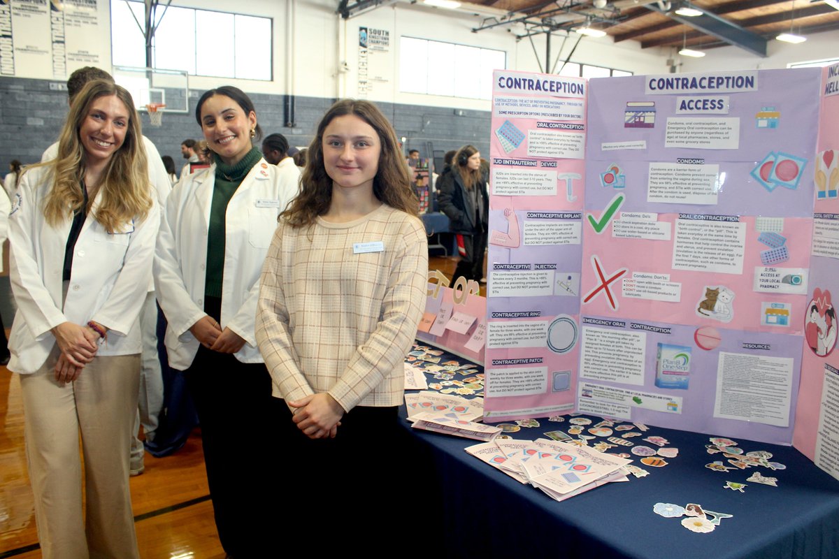 URI_Pharmacy's tweet photo. URI College of Pharmacy students teamed up with peers from Nutrition, PT, and Audiology to teach high schoolers about vaping, injury prevention, mental health, &amp; more! 🎉 From hearing tests to "Injury Prevention Jenga," they made health education fun &amp; impactful! #URxI💙 https://t.co/uEfNtdpOiG