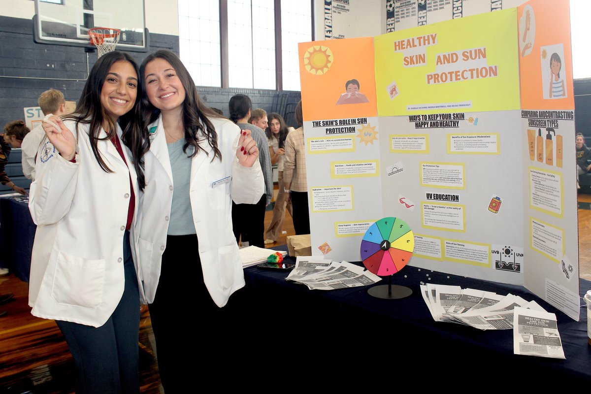 URI_Pharmacy's tweet photo. URI College of Pharmacy students teamed up with peers from Nutrition, PT, and Audiology to teach high schoolers about vaping, injury prevention, mental health, &amp; more! 🎉 From hearing tests to "Injury Prevention Jenga," they made health education fun &amp; impactful! #URxI💙 https://t.co/uEfNtdpOiG