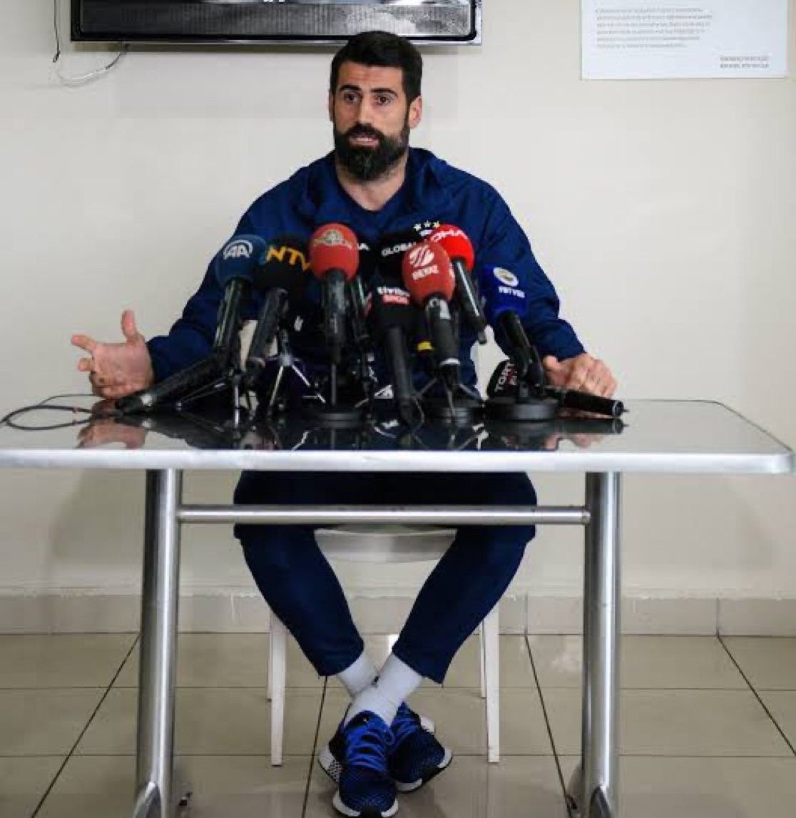 tedeoski's tweet photo. - abi samet ıslıklanır mı ya

17 yılını Fenerbahçe'ye vermiş Volkan Demirel'in özür dilediği ortam; https://t.co/MKJbDJgxcY