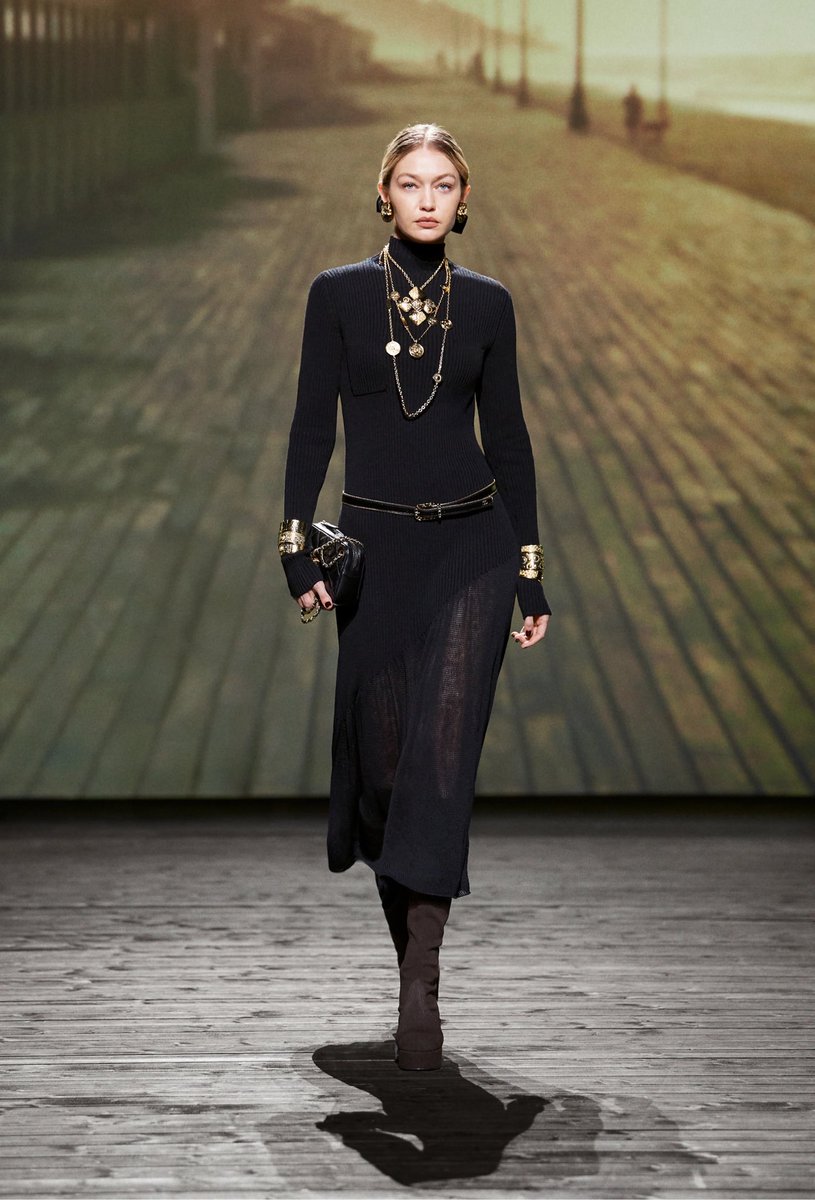 freenbeckfc's tweet photo. Freen's look tonight is
#zuhairmurad : Fall/Winter 2024 Couture

Becky's look tonight is
#CHANEL : FALL-WINTER 2024/25

#FreenBeckyxRedSeafilm
#FreenXRedSeaFilm
#BeckyXRedSeaFilm https://t.co/cBd1Tcsfzk