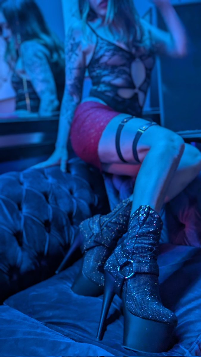 MikaFemDomme's tweet photo. Ready to bust a soft one 🍇
Stiletto heels and boots are a symbol of feminine sovereignty. Bow down before her.
#domme #dominatrix #bdsm #kink #heelworship #WashingtonDC #datedc #baltimore #garters https://t.co/c2A3URkMGp