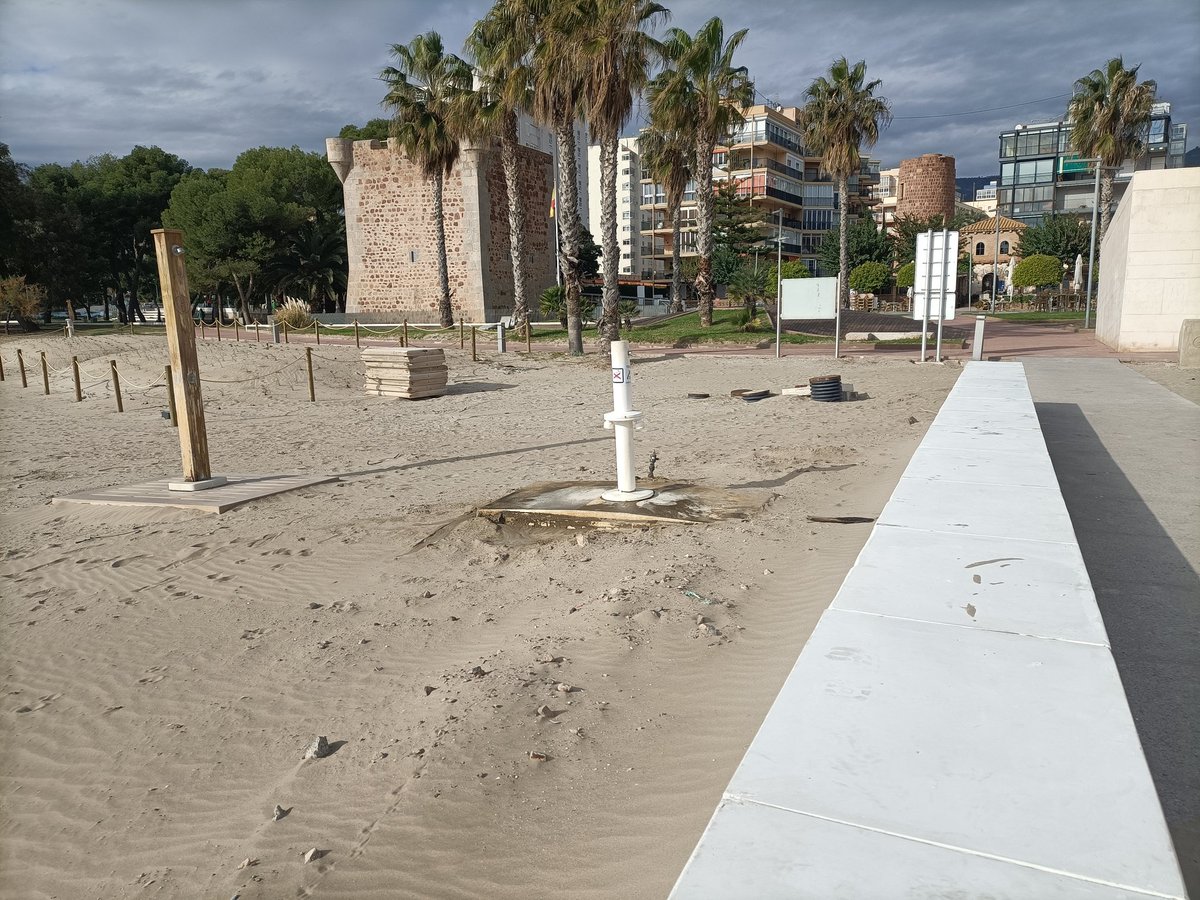 BenicasimMejora's tweet photo. @tmobenicassim  
Excelente el añadido en el camino al espigón del Torreón.
Pero la ducha y el lavapiés han quedado en medio de la arena, sin salida hacia el camino. https://t.co/krhTgB7q4B