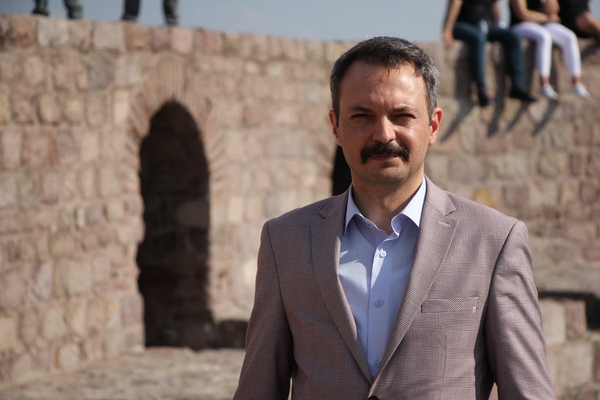 "Muallim, gençlere bilmediklerini öğreten bir nakil (nakledici) değildir. Bu iş, kitabın işidir, bilmediklerimiz hep kütüphanelerde bulunmaktadır. Muallim ruhlar sanatkârıdır."

Nurettin Topçu
#NurettinTopçu #Ankara #AnkaraKalesi #muallim #öğretmen  #Erzurum #Palandöken #Dadaş