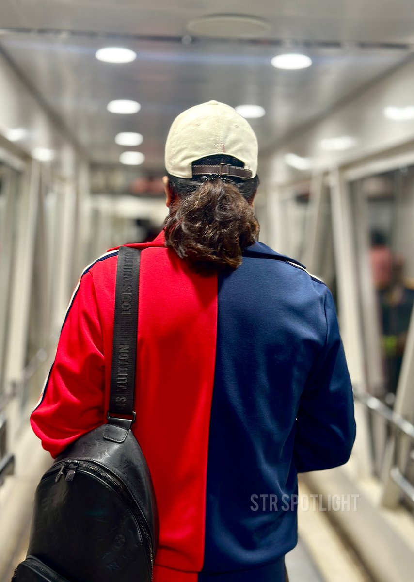 KarthickRockka1's tweet photo. Thalaivaa on the way to Singapore 🛫⭐🌟✨❤️🖤

Oru Thalaivan STR ❤️ 
@SilambarasanTR_ na✨

#SilambarasanTR #Atman #yuvanliveInconcept #Singapore https://t.co/M7ySvwGD2B