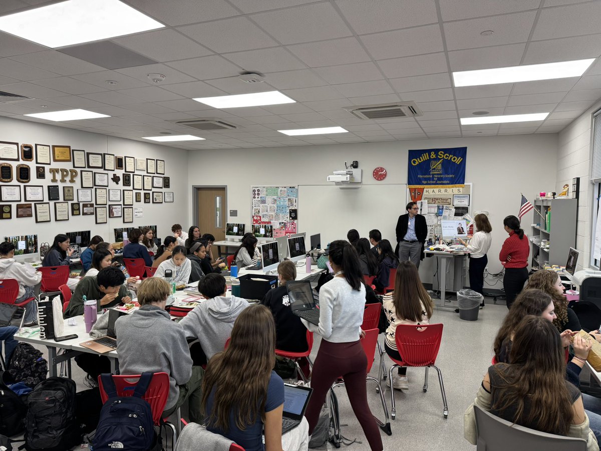lizmchapman's tweet photo. An enormous thank you to @evan7257 for coming out to visit @LillianMHarris’s fabulous @threepennypress students at @BellaireHigh! Our student journalists are so grateful for your experience and insight! #BHSLearn https://t.co/SX13Q3DKhL