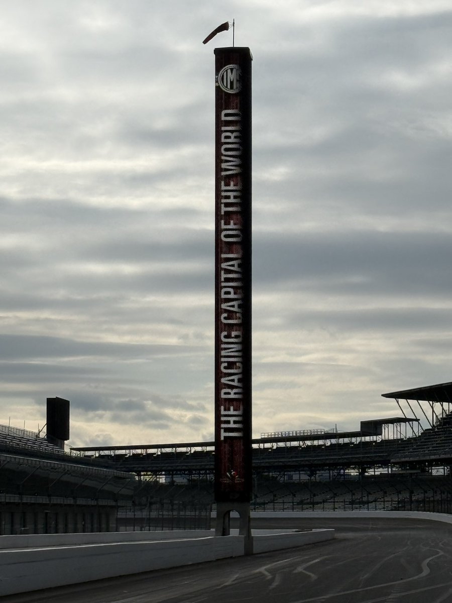 KPRracin's tweet photo. Wallace kissed the bricks today @IMS
- - -
#KPR #PoweredByMPR #EST1994
#elfontheshelf #Wallace #Indy https://t.co/s8E0Z0Pgbz