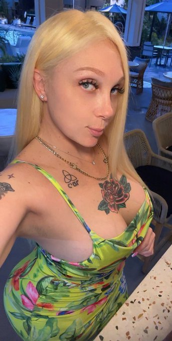 2 pic. Wanna fuck? ? https://t.co/2wFkJ4wnw1