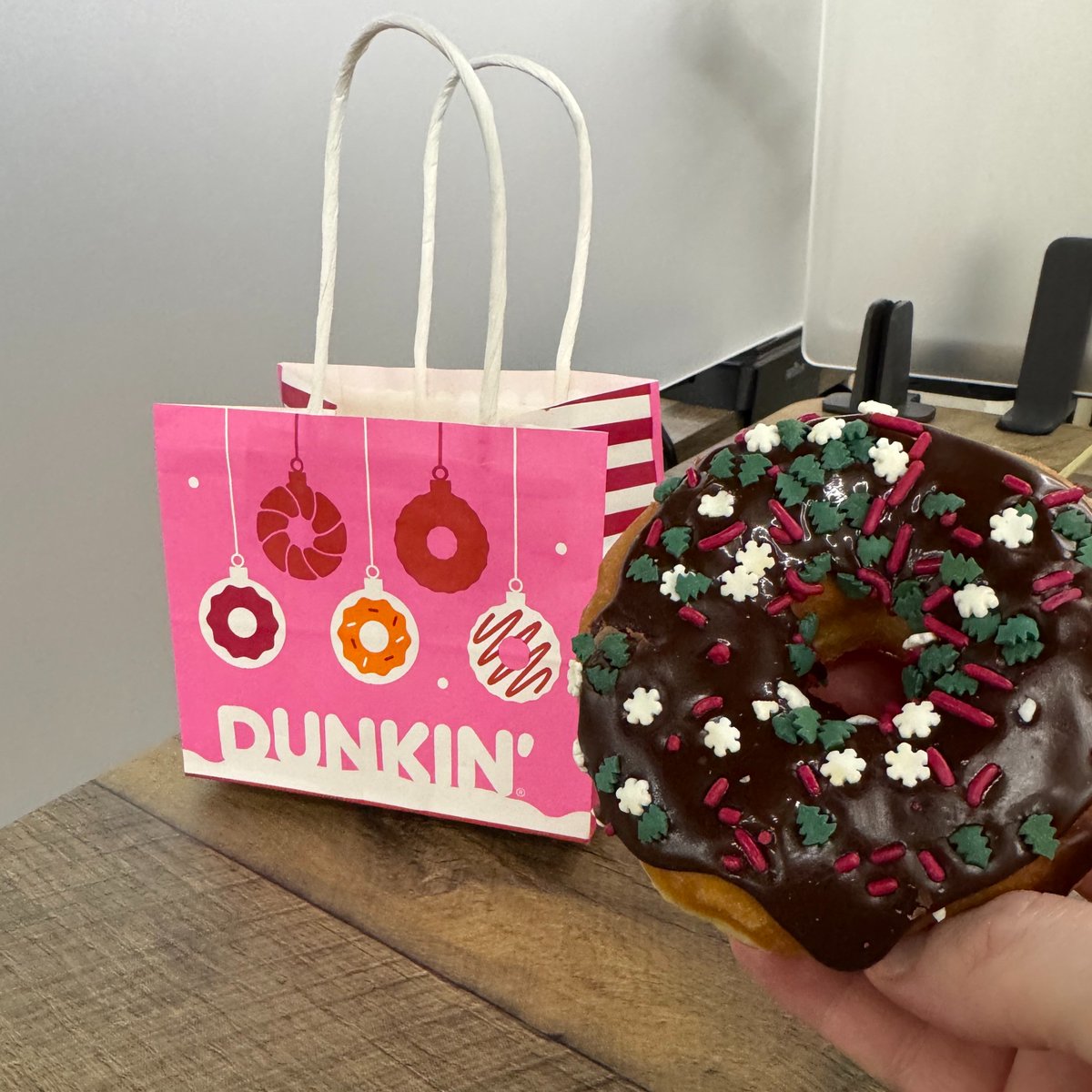 RedZmudzien's tweet photo. Dunkin' Donuts recently dabbled in high visibility swag marketing w/ its Free Donut Wednesday promo.🍩

But instead of just eating (sorry) the minimal cost of a free donut they did something much more eye catching. 👇

@dunkindonuts
#Marketing #MarketingTips #SocialMediaMarketing https://t.co/Us0eZRi7y0