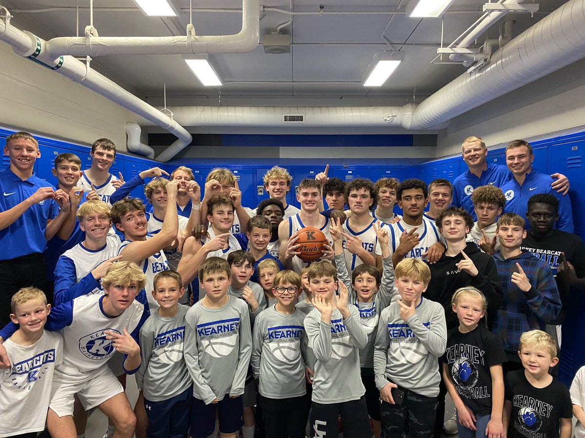 KHS_BoysBBall's tweet photo. Last night we had our 3rd Grade KBA team along side us before, during, and after the game! Such a fun experience for the kids getting to see what a Kearney High School game day is like!

#FutureBearcats 🔵⚪️ https://t.co/k8AOjHQbzk