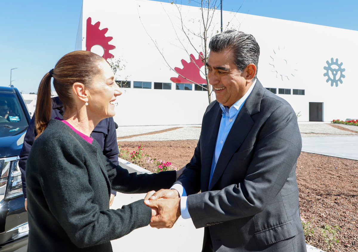 SergioSalomonC's tweet photo. ¡Bienvenida a #Puebla, Presidenta @Claudiashein! Es un verdadero honor que nos acompañe en este día especial para la educación en nuestro estado, porque, para nosotros, su trayectoria y visión en este rubro han sido un ejemplo a seguir. Gracias por todo el apoyo a las poblanas y poblanos.