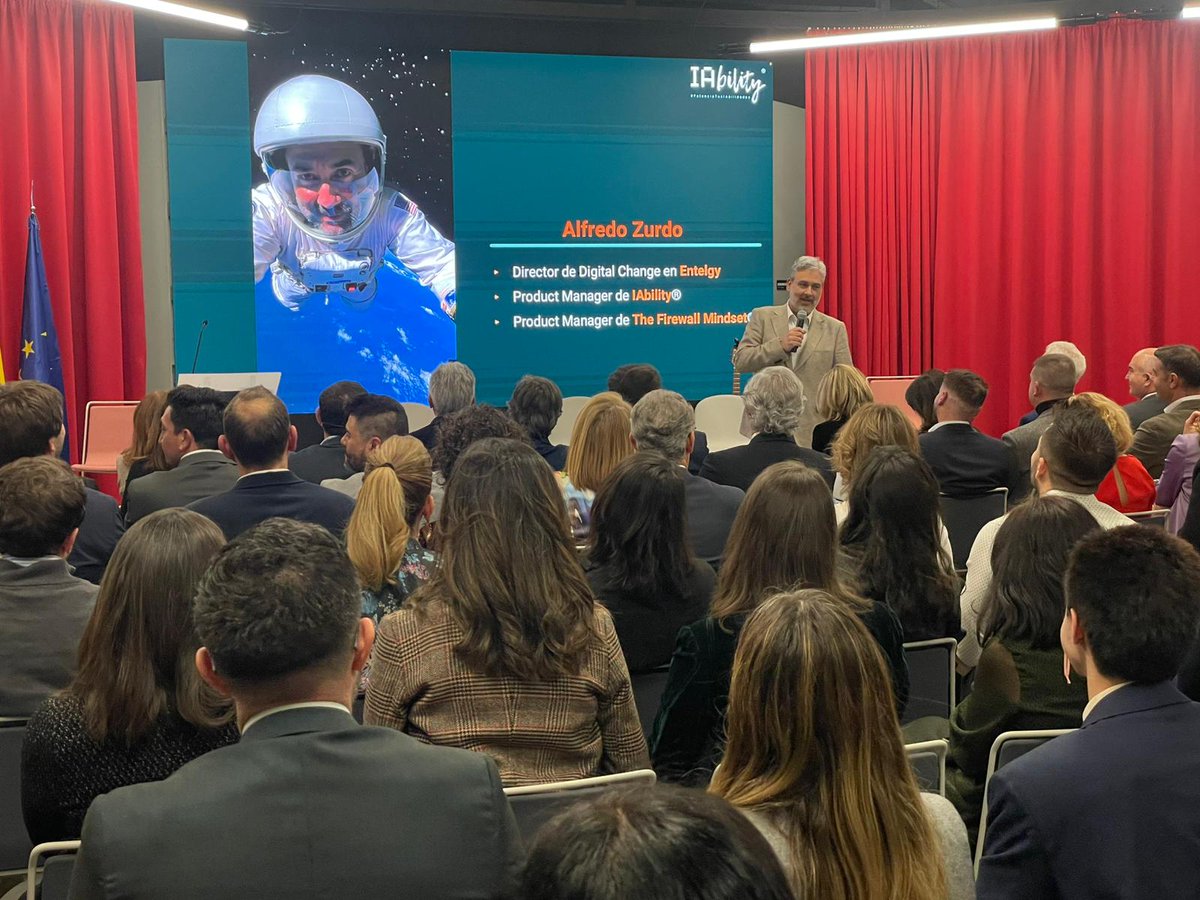 grupo_imm's tweet photo. Alfredo Zurdo de @entelgy nos  muestra IAbility, modelo de concienciación en IA, que prepara a profesionales para adoptar esta tecnología, aumentando su efectividad.  Esto se logra transformando el miedo en emociones positivas  #gestiondelcambio #premiosIMm https://t.co/ge2vPZ23OD
