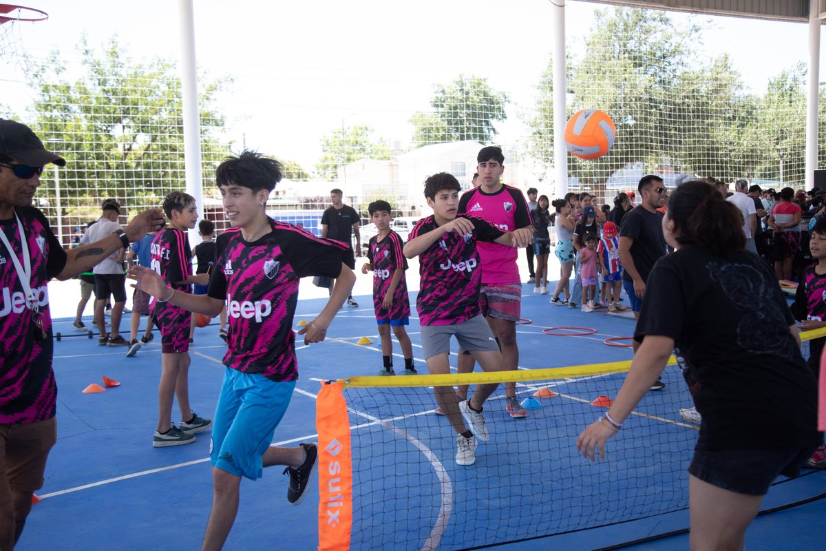 PasseriniOk's tweet photo. Este polideportivo fomentará el encuentro entre vecinos y vecinas, generando un lugar para construir comunidad e impulsar la participación ciudadana, acercará a más niños y niñas al deporte y la cultura, y será un punto de disfrute para todo el sector. https://t.co/W26lFwNrcn