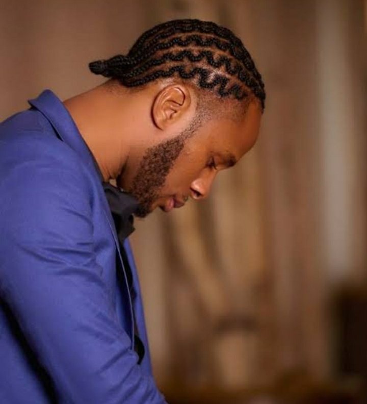 lipamc1's tweet photo. Your girlfriend's true love "main man"  is in the country 😂 ate ku busilu obukujude ,you are willing going to give her that 200k and more for drinks agende amulabe ate osigale ewaka nga omulinze enhe😂 🙌#NoiseNation #dextadaps#14thdecember #swangzavenue https://t.co/0Ff2X0Wjzi