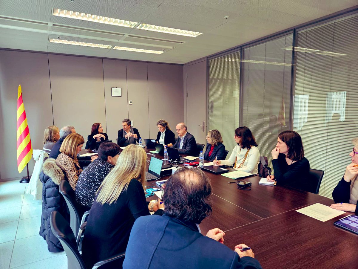 Avui reunió del Consell de Direcció del #IMLCFC de <a href="/justiciacat/">Justícia</a> amb l’assistència de la Secretaria per a l’Administració de Justícia <a href="/iolacinc/">Iolanda Aguilar</a> 

Impacte de la nova llei d’eficiència organitzativa, desplegament del nou Reglament #IMLCFC , nomenament de membres de comitè d’ètica,…