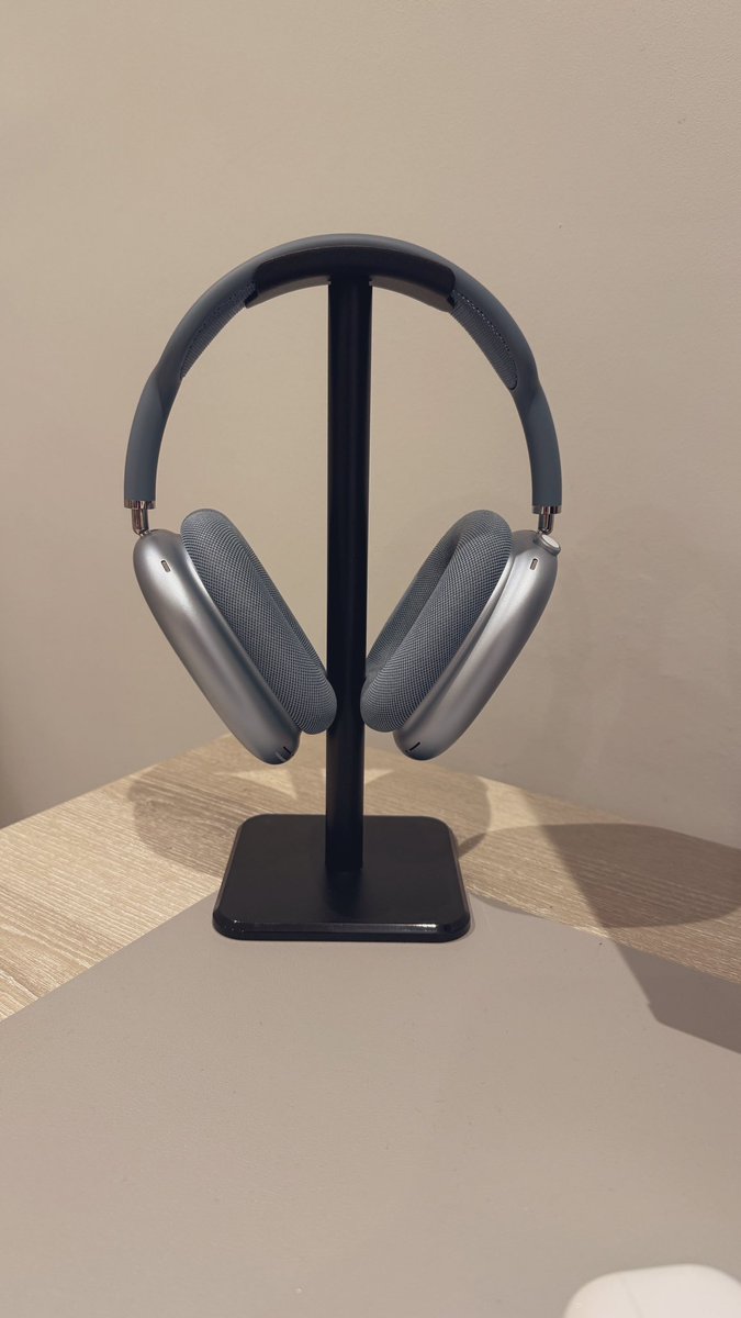jamestechtalk's tweet photo. Simple but effective headphone stand. They look so amazing sat on there! https://t.co/NThywfkN5A