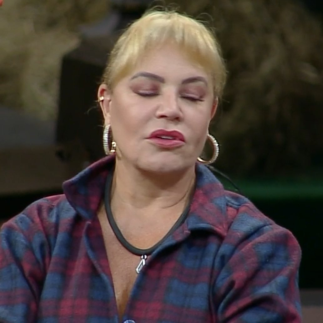 centralreality's tweet photo. Defina a Flor em apenas uma palavra. #AFazenda https://t.co/v41znKJ8rU