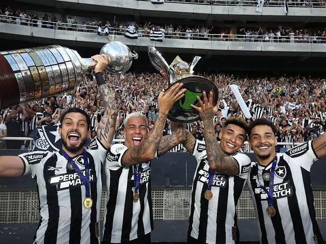 Essa derrota deu a felicidade que alguns rivais tanto precisavam, assim termina o ano perfeito; todo mundo feliz 😍