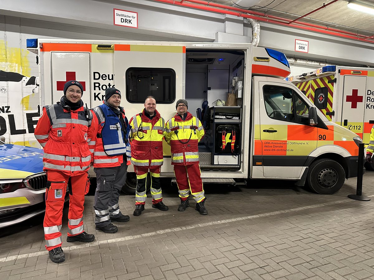Auch, wenn es kalt im Stadion ist. Die ehrenamtlichen Helfer vom #DRK sind auch heute im Einsatz beim #BVB Champions-League-Spiel gegen FCB in #Dortmund. Danke für die Unterstützung an die Helfer von DLRG und MHD.