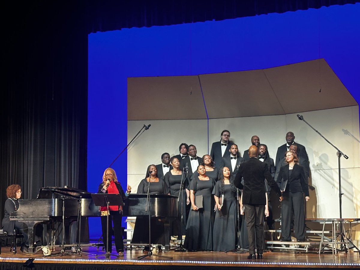 The UDC Jazz Ensemble and UDC Chorale, featuring soloist Para Perry (center), were incredible Monday night at UDC's Winter Concert. And joining me in the audience was Ward 3 D.C. Councilmember Matt Frumin. Was wonderful to celebrate the season with our UDC and greater community.