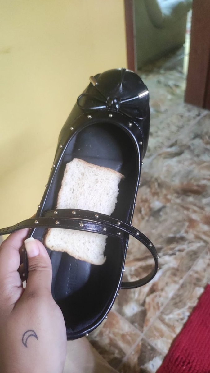 DommeMilla's tweet photo. depois que eu tirar meu pé daqui você come tudinho, entendeu?

#findom #moneyslave #capacho #sub https://t.co/9NPcjfD6Sh