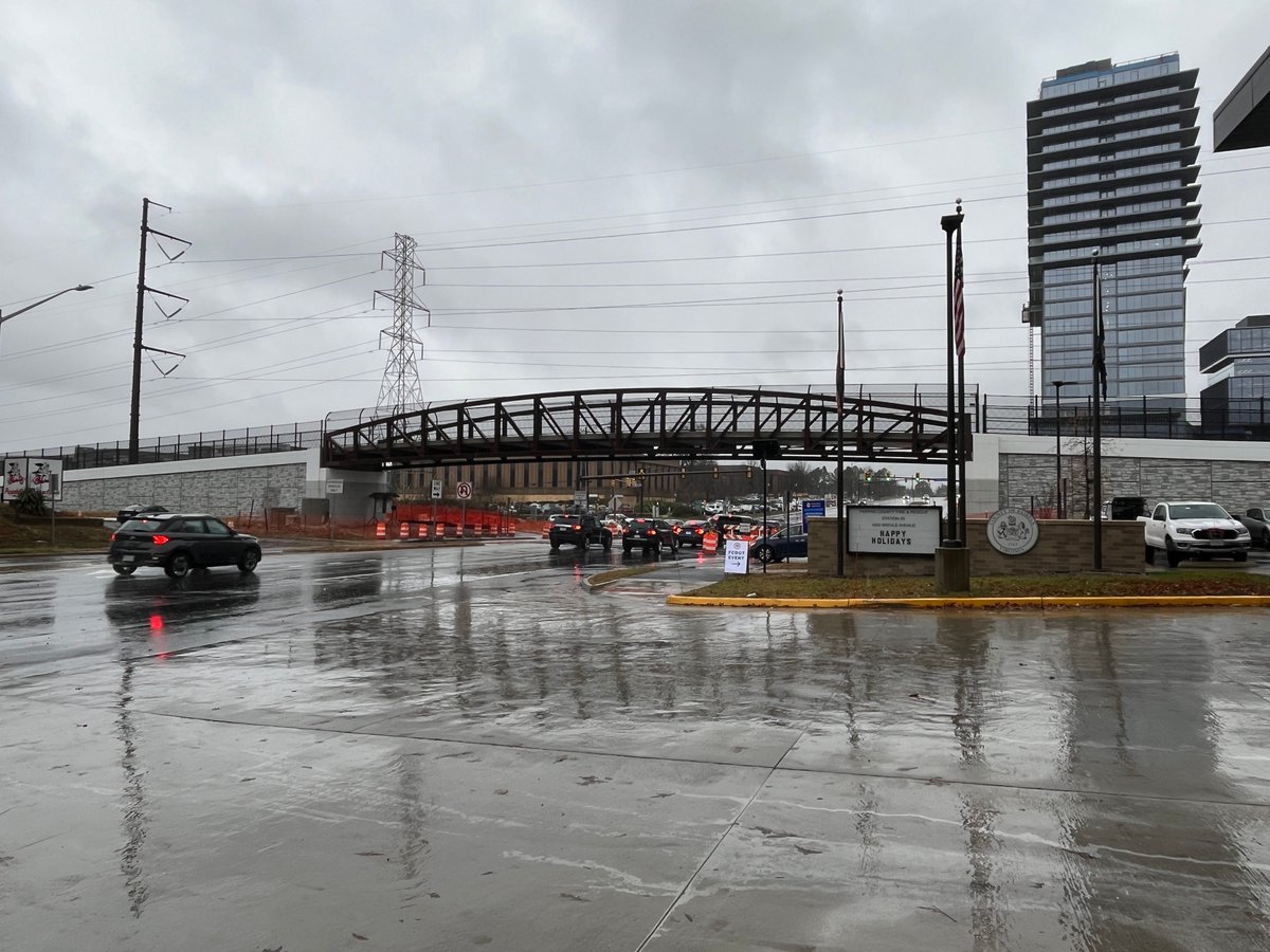 ffxpublicworks's tweet photo. Today, we celebrated the ribbon cutting for the Wiehle Avenue pedestrian bridge at the W&OD Trail!
This bridge improves safety and connectivity for pedestrians and cyclists in Reston, with easier access to the Metro Station. πΆββοΈπ΄ββοΈ
Kudos to #DPWES #NOVA_Parks & #FCDOT https://t.co/4FayUO9xS5