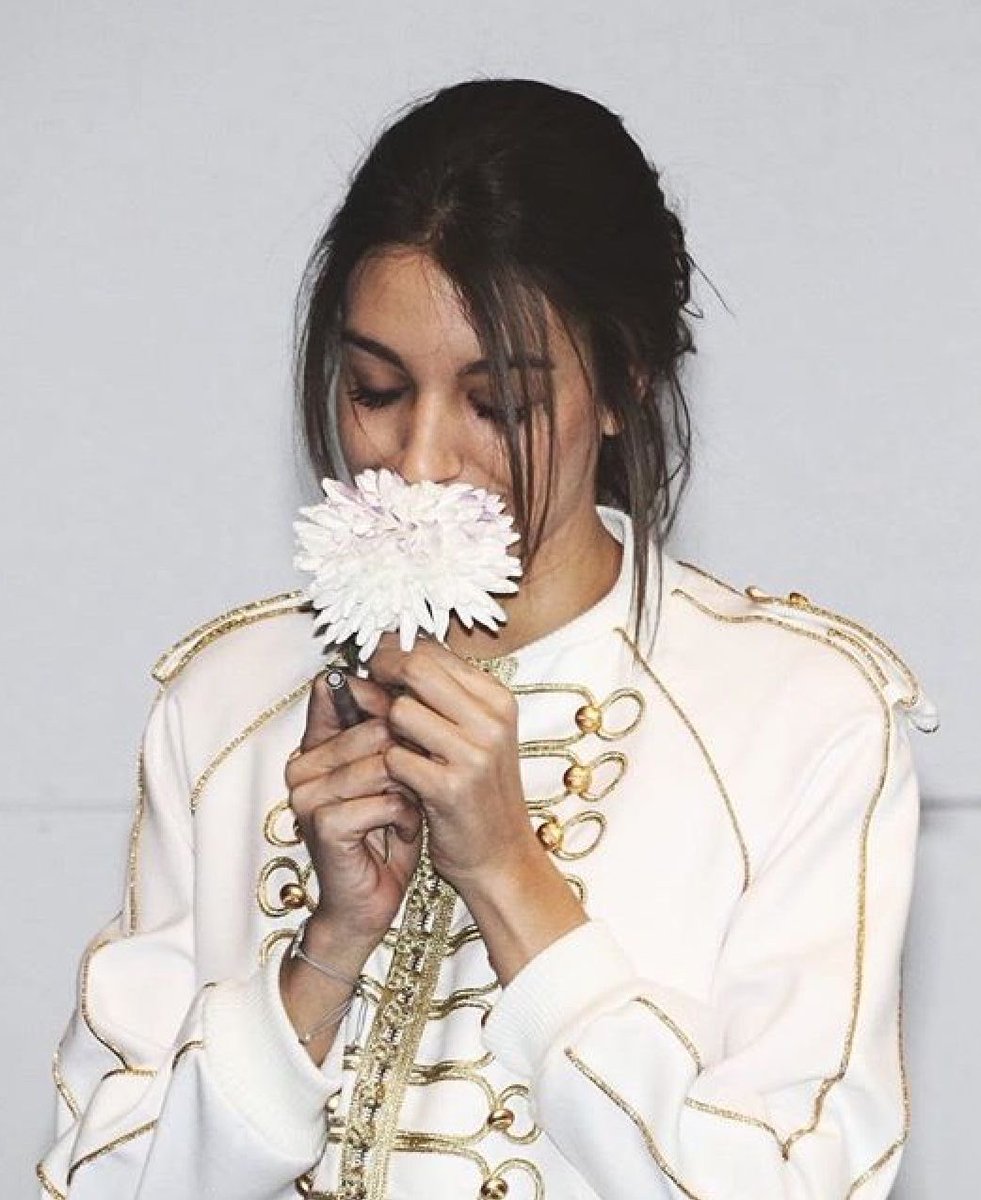 Vᥱrᥲ tweet media