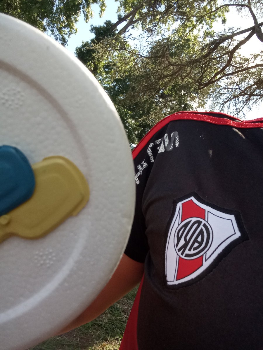 fui a comprar al grido de tortu con la remera de river 
el copado del chico que me atendio: