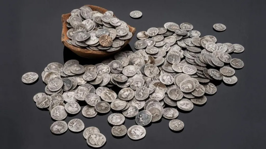 KPNumismatics's tweet photo. A buried treasure unearthed in Worcestershire reveals a dazzling hoard of Roman silver and a rare Iron Age gold stater, shining a light on the area's history.

https://t.co/hQwo0tMSfQ https://t.co/tFHWg0seOz