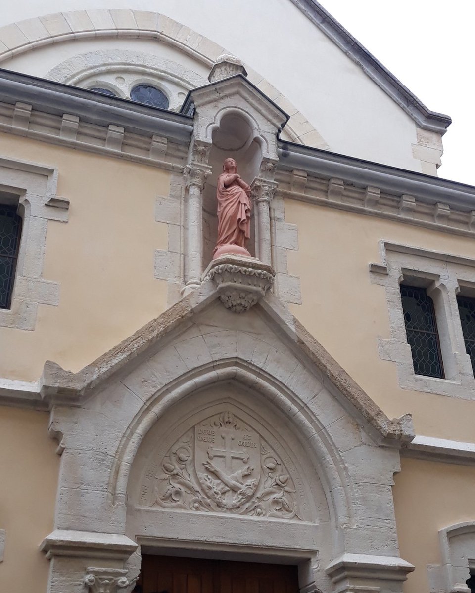 Jesuites's tweet photo. 📍 Rue Sala, Lyon : une statue de la Vierge restaurée retrouve sa place au-dessus de la chapelle des #jésuites. Bénie ce 8/12 par Mgr Le Gal, elle incarne foi et histoire pour le 2e dimanche de l’Avent. Une belle tradition mariale restaurée ! 🙏#mercimarie #lyon #fetedeslumières https://t.co/fk0pl6lBTj