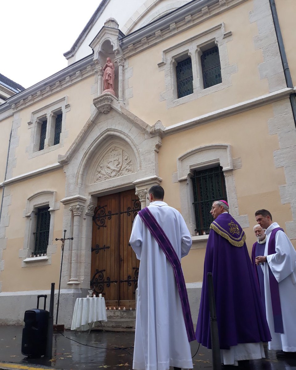 Jesuites's tweet photo. 📍 Rue Sala, Lyon : une statue de la Vierge restaurée retrouve sa place au-dessus de la chapelle des #jésuites. Bénie ce 8/12 par Mgr Le Gal, elle incarne foi et histoire pour le 2e dimanche de l’Avent. Une belle tradition mariale restaurée ! 🙏#mercimarie #lyon #fetedeslumières https://t.co/fk0pl6lBTj