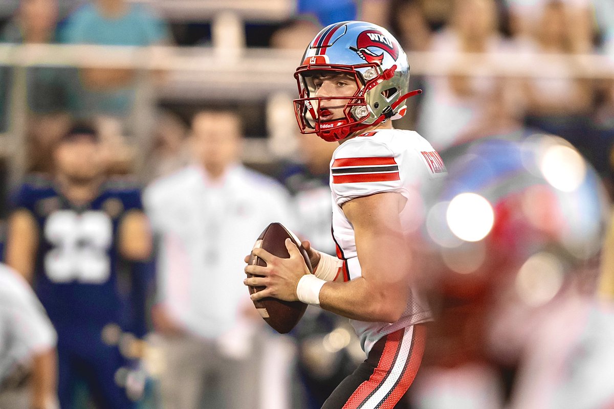 TheCFBNation's tweet photo. Western Kentucky QB Caden Veltkamp Has Announced He Will Enter The Transfer Portal
Veltkamp Has 66.6%, 2,806 Yds, & 23 TDs For The Hilltoppers This Season
#GoTop #WKU #GoCFB #CollegeFootball @crveltkamp