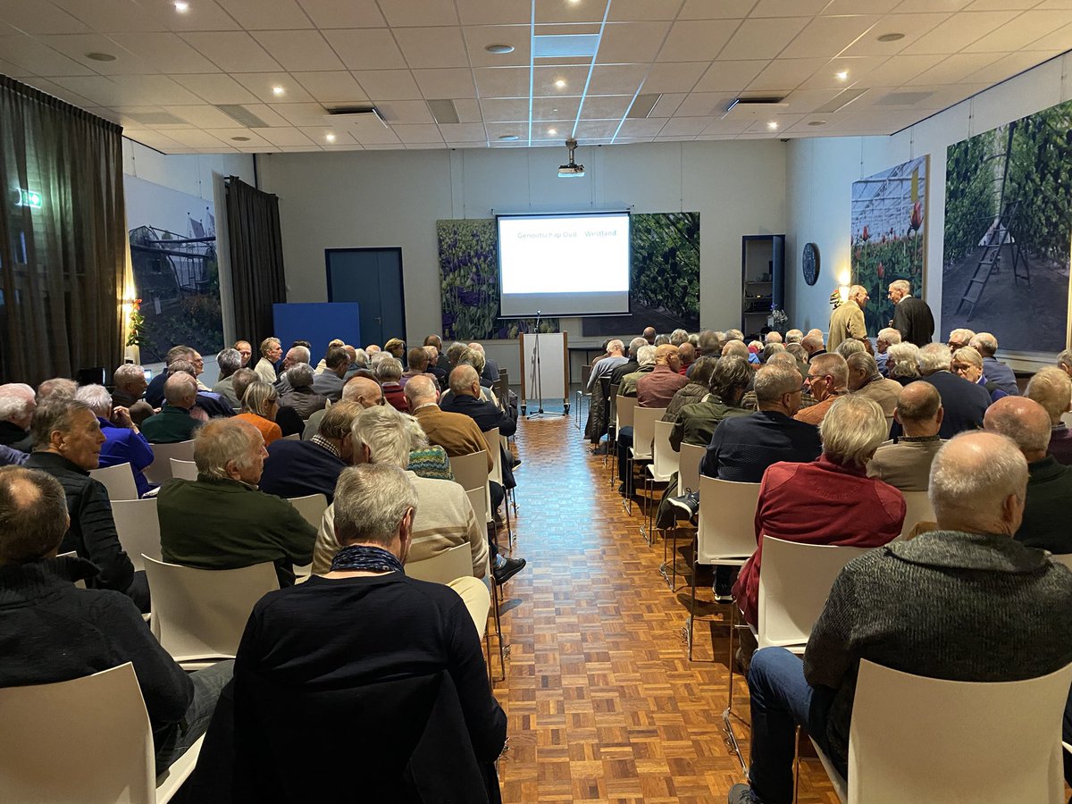 De zaal is te klein voor de lezing van Arnold Hordijk over Flora Holland! #Westland