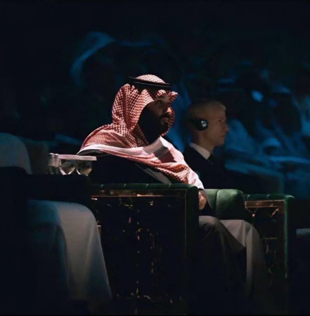 mowaffaqas's tweet image. نضجت رؤاكَ فجئتَ مُتَّبِعًا
دأبَ السُّعودِ وأحسنَ الحَسَبِ

وأضفتَ للأمجادِ مرتبةً
تعلو على ما فاتَ من رُتَبِ

وَرَقِيتَ من شَرَفٍ إلى شَرَفٍ
يا خيرَ مُنْتَسَبٍ لِمُنْتَسِبِ

#السعودية34  | #أهلاً_بالعالم
#معًا_ننمو