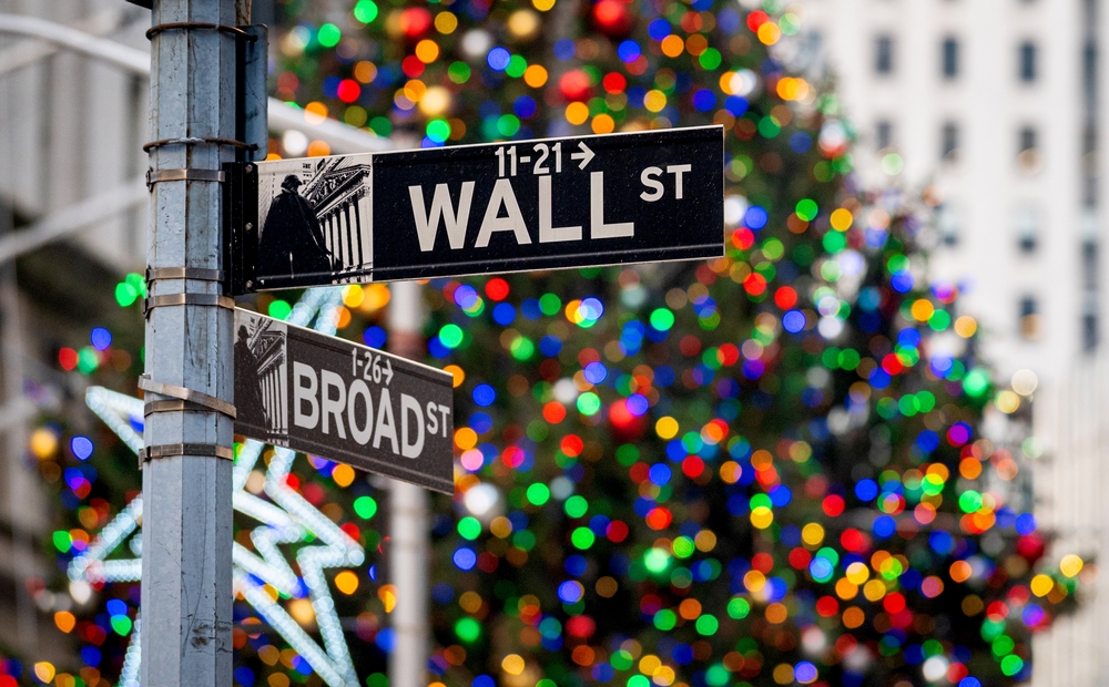QuakerWealth's tweet photo. Seasonality, including the Santa Claus Rally, is often driven by investor sentiment—how people collectively feel about the market. During the holidays, sentiment tends to lean positive. https://t.co/7jHnGvTUB9 https://t.co/JQi9vQJLtz