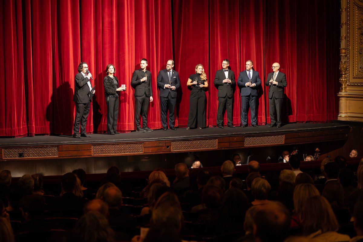 Na závěr Roku české hudby vydalo Národní divadlo ve spolupráci s vydavatelstvím Radioservis za podpory Ministerstva kultury soubor zvukových záznamů oper Bedřicha Smetany s dirigentem Zdeňkem Košlerem. Jedná se o živé nahrávky pořízené při představeních v letech 1980-1984.