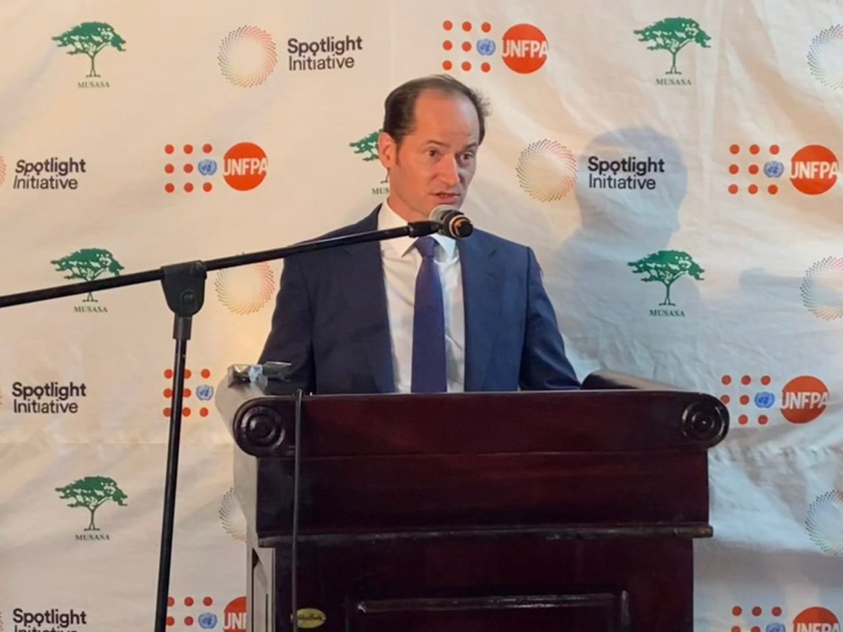 UNFPA_Zimbabwe's tweet photo. 🧵1/4 Today @UNFPA joined the @mwacsmed @euinzim @UKinZimbabwe #FranceinZimbabwe @MUSASAZIM & other key partners for a Resource Mobilisation & Partnerships Meeting to sustain provision of #GBV services eg. safe shelters & #OneStopCentres for survivors throughout 🇿🇼
#EndGBV https://t.co/fSZlZfQHIw