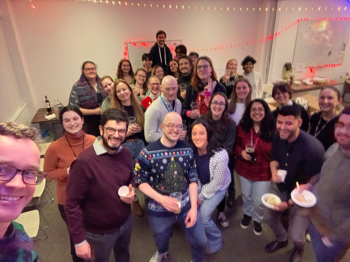 The best last tweet of the year!! A VERY MERRY Christmas from Q2 <a href="/BiologyatYork/">Biology at York</a>!!!
