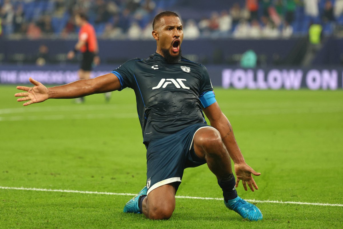 Él sigue a lo suyo. Goles y más goles. Nunca sabremos lo que habría sido River Plate con él en las instancias finales de Libertadores. Salomón Rondón es un jugador de jerarquía. Lástima que nunca pudo terminar de adaptarse al mundo River, aun así dejó su sello con 10 goles.
