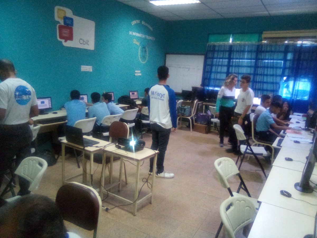 Formación robótica para programar y manejar un sistema.