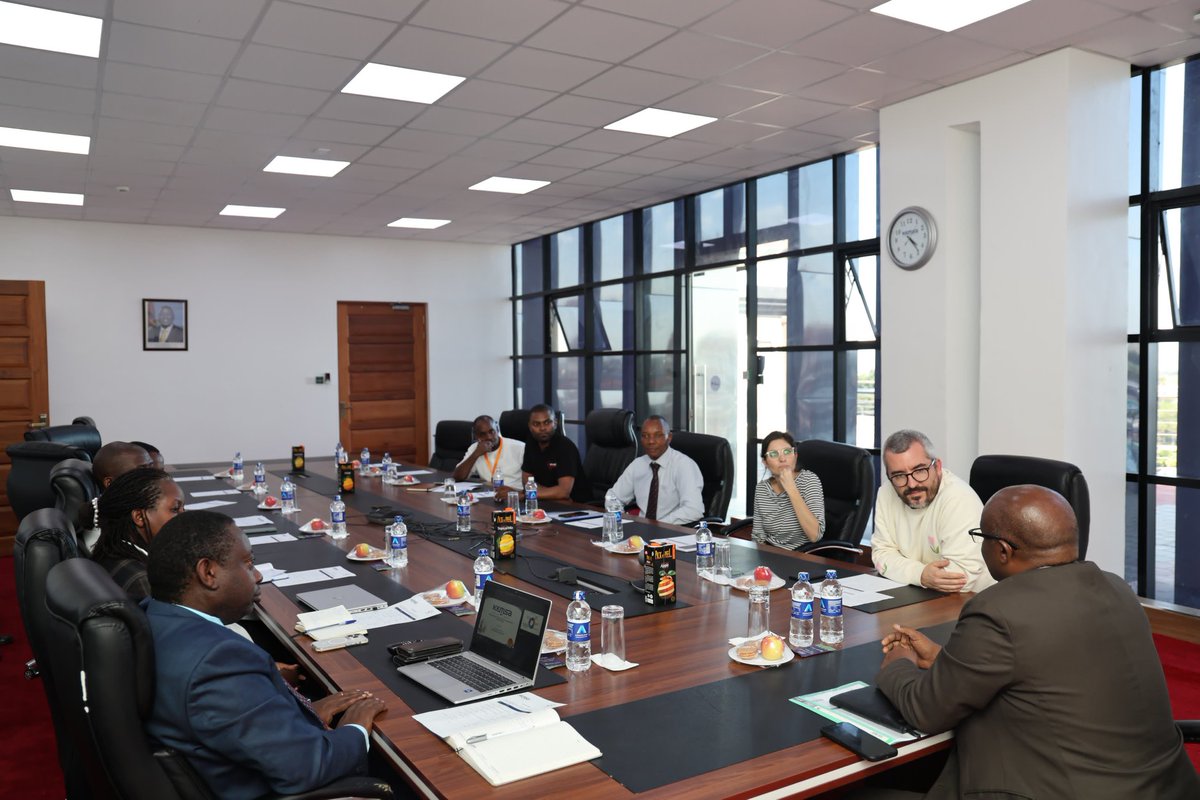 Kemsa_Kenya's tweet photo. KEMSA was privileged to host Spain's State Secretary for Health, Mr. Javier Padilla Bernaldez, alongside representatives from @MOH_Kenya and @Amref_Kenya at its Embakasi office. https://t.co/1vR06LIdDz