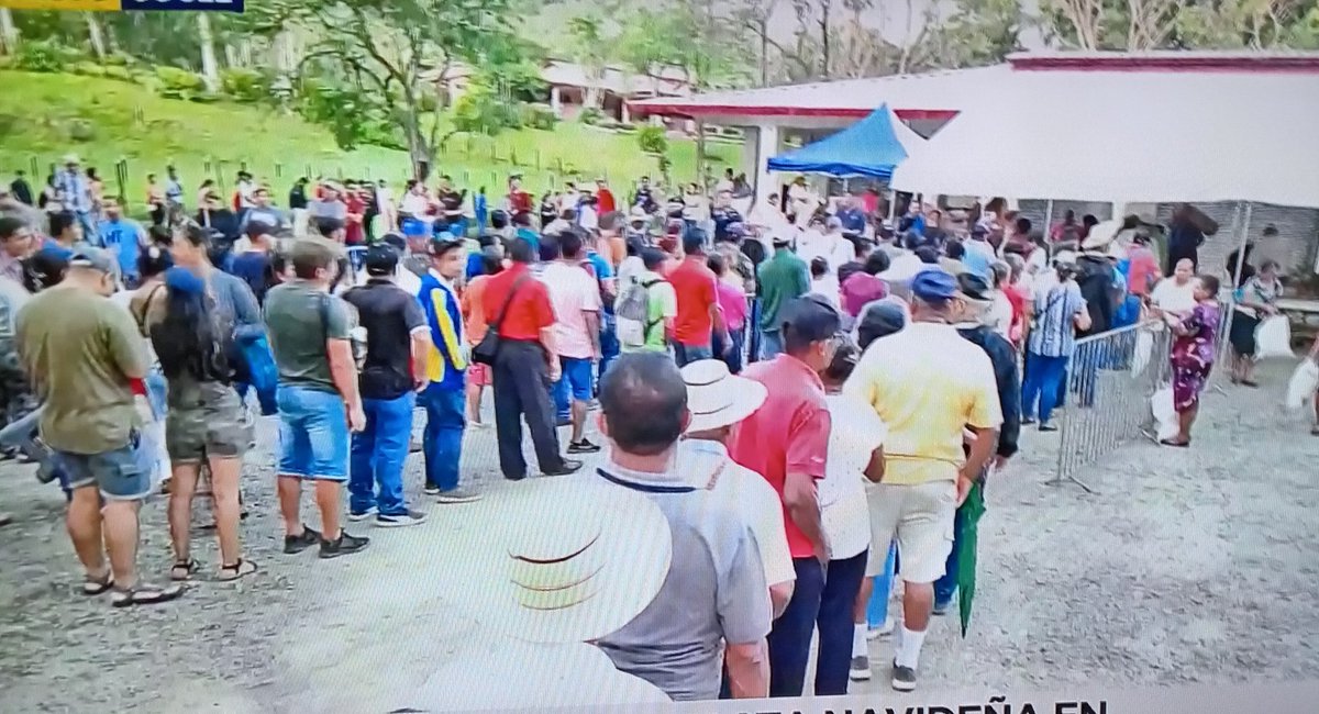 ClaridadPanama1's tweet photo. Ya los medios cansan todos los días con esos reportajes de largas filas de gente buscando comida en Cuba y Venezuela.
Perdón, es en La Pintada, Coclé. https://t.co/fyFrkoQ97P