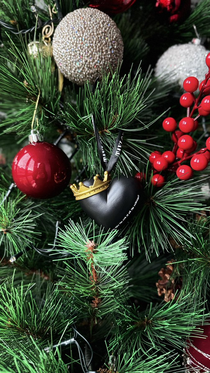 Saricientta's tweet photo. King of my heart 👑♥️ #ornament #tstheholidaycollection @taylornation13 https://t.co/qnyx8JIisF