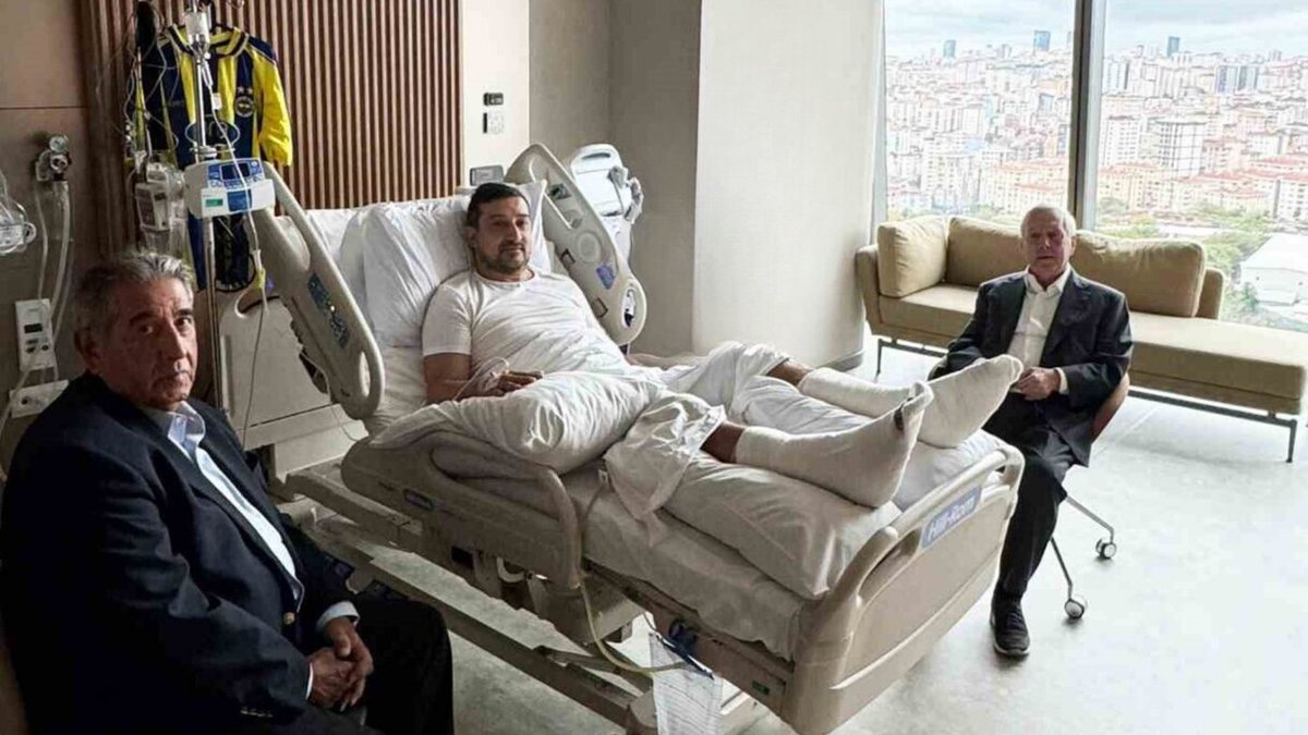 serhatakin81's tweet photo. Halil Umut Meler tokat yedi diye koşa koşa evinin kapısına gittin Fenerbahçe’in eski Futbolcusu vuruldu bir geçmiş olsun diliyemediniz siz mi Fenerlisiniz?? Allah büyük herkesin kalbine göre verir muhakkak!!! #Alikocistifa #AzizYıldırımBaskan https://t.co/jQKFAAmeVL