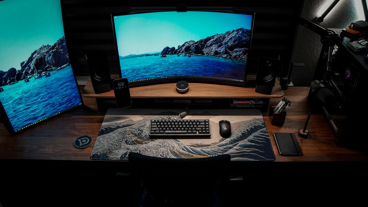 deskr's tweet image. It's the end of the year, and we're feeling extra generous🎅 

We are giving 2 followers a complete set of Deskr products! This includes:

1x Great Wave Dark/Cream XLarge Deskpad
1x Deskr White/Gray Topo Canyon Keycaps
1x Coiled USB-C Keyboard Cable
1x Gateron Switch Opener
1x…