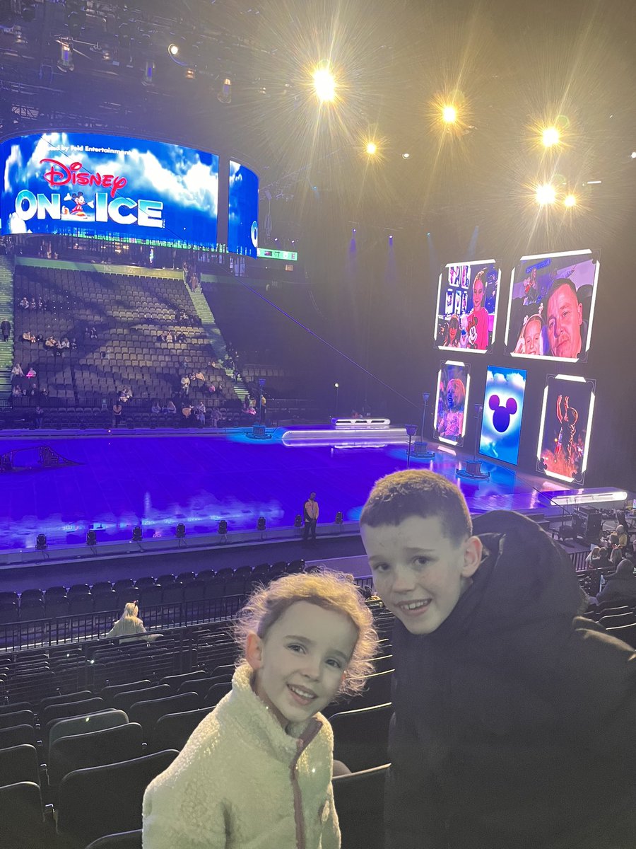 Hairy_80's tweet photo. #disneyonice https://t.co/l67HGqKHYM